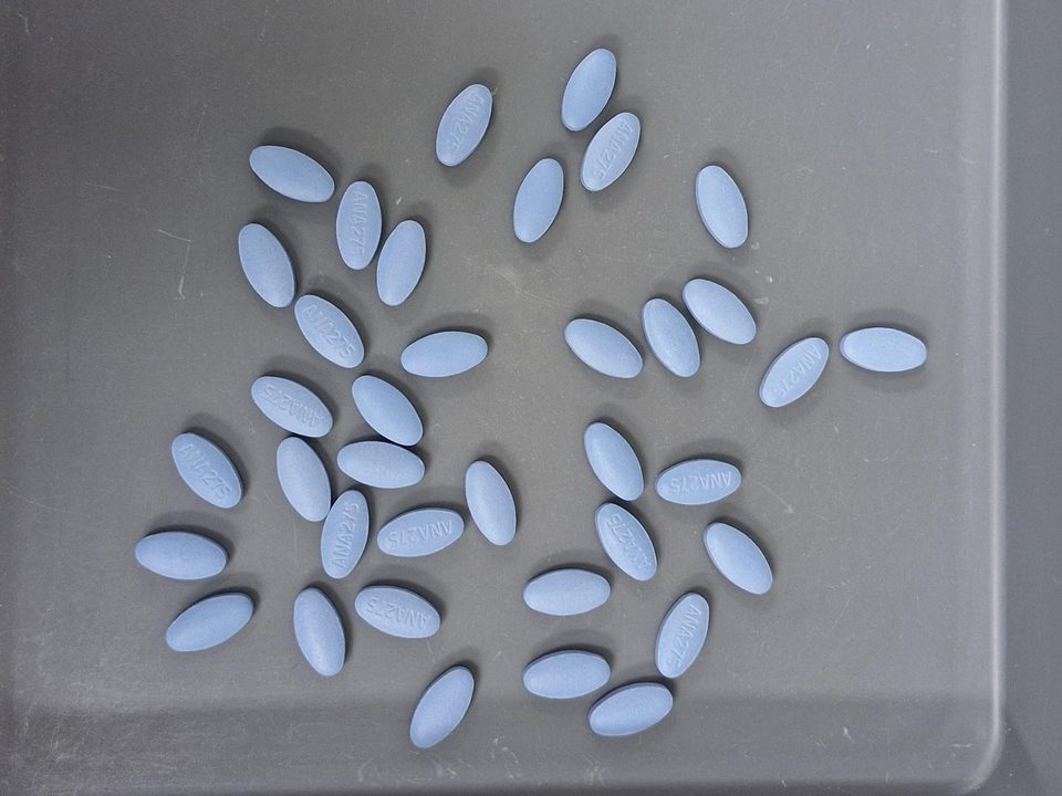 The same tray during the preview: 37 blue tablets with light outlines.