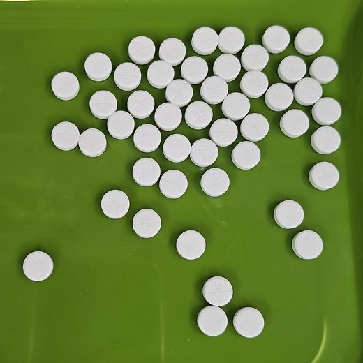 Tray 1: 50 white tablets on a green tray, each outlined.